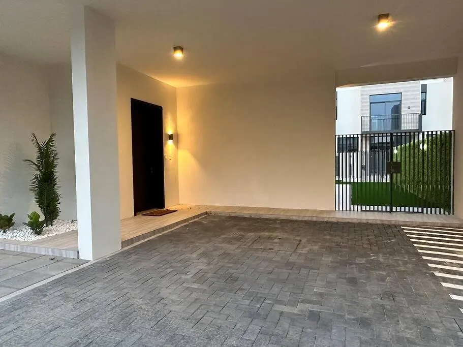 * Dweller * Dubai Family Tranquil Villa Sleeps 8